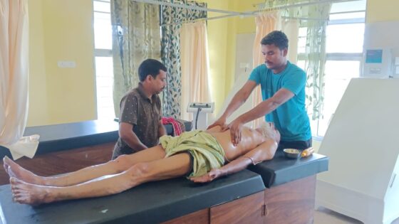 Pic showing demonstration of Panchkarma Oil Massage for https://www.samhitawellness.in