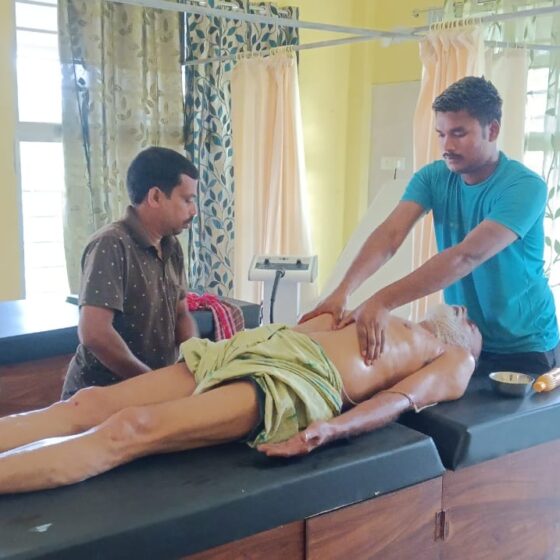 Pic showing demonstration of Panchkarma Oil Massage for https://www.samhitawellness.in